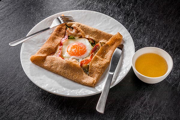 Crêpe salée garnie avec oeuf et sauce