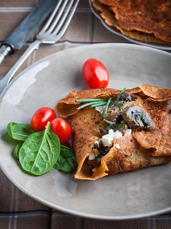 Crêpe salée garnie tomates & champignons Crêpe salée garnie tomates & champignons